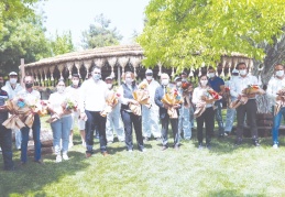 Her bir esnaftan çiçek alındı