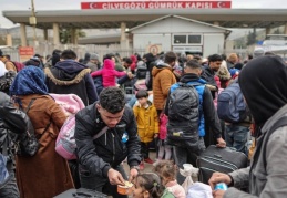 Her gün onlarca BM yardım tırı ve binlerce mülteci dört kapıdan Suriye'ye akıyor