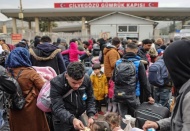 Her gün onlarca BM yardım tırı ve binlerce mülteci dört kapıdan Suriye'ye akıyor