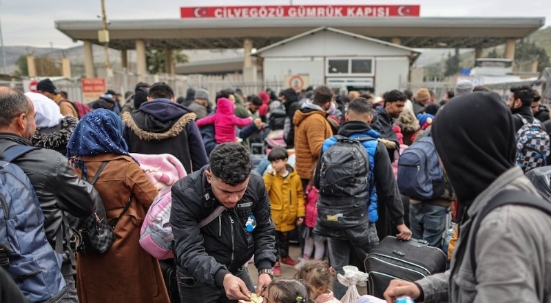 Her gün onlarca BM yardım tırı ve binlerce mülteci dört kapıdan Suriye'ye akıyor