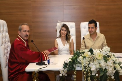 Her gün onlarca çift mutluluk için &#8220;evet&#8221; diyor