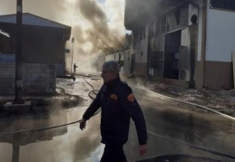 Her iki fabrikada yangını söndürme çalışmaları sürüyor