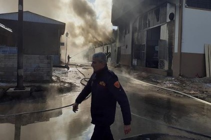 Her iki fabrikada yangını söndürme çalışmaları sürüyor
