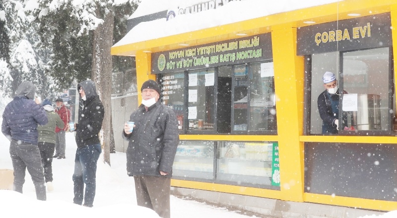 Her sabah 15 ayrı noktada 8 bin 500 kişiye çorba dağıtılıyor