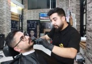 Her traş öncesinde malzemeleri dezenfekte ediyor