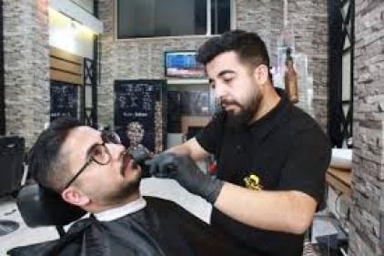 Her traş öncesinde malzemeleri dezenfekte ediyor