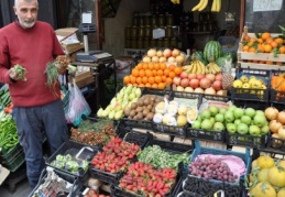 Her türlü meyve var, ama fiyatları el yakıyor