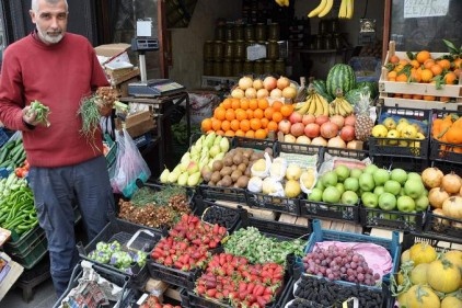 Her türlü meyve var, ama fiyatları el yakıyor
