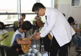 Her yaştan vatandaşlar bağlama öğreniyor