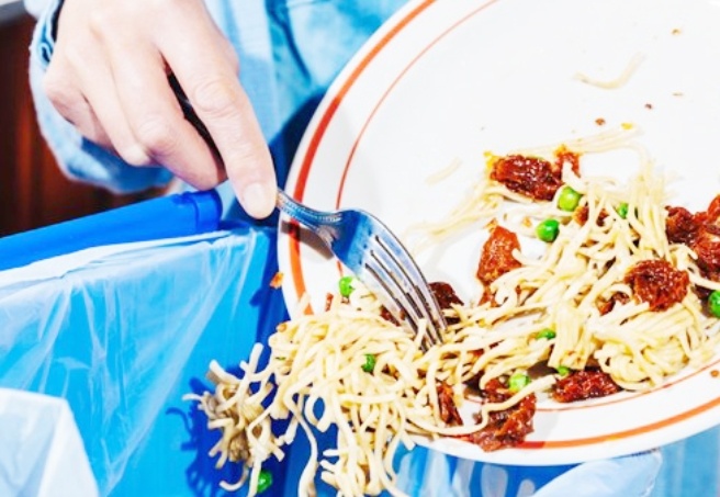 Her yıl 7,7 milyon ton yiyecek çöpe atılıyor