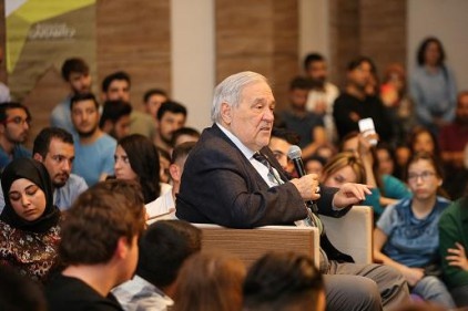 Herkesin, bir yabancı dil bilme mecburiyeti var 