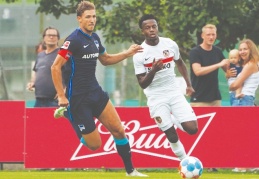 Hertha Berlin karşılaşması yoğun yağış ve yıldırım altında oynandı