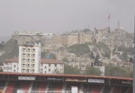 Heryere yağmur, bize toprak yağıyor