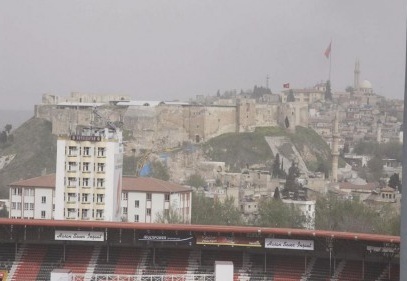 Heryere yağmur, bize toprak yağıyor