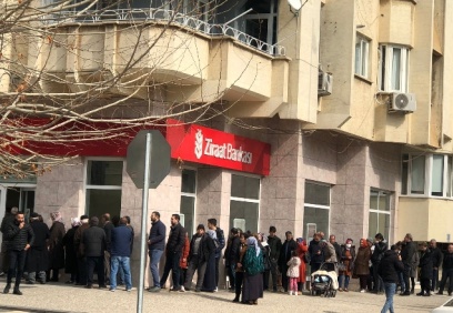 Hesabında parayı göremeyenler banka önünde uzun kuyruklar oluşturdu