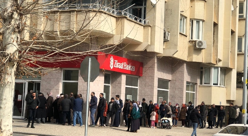 Hesabında parayı göremeyenler banka önünde uzun kuyruklar oluşturdu