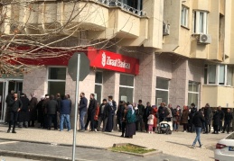 Hesabında parayı göremeyenler banka önünde uzun kuyruklar oluşturdu