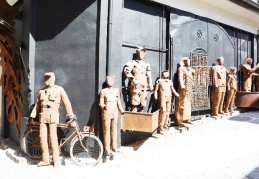 Heykeller, geçmişte kahke, horoz şekeri ve elma şekeri satıcılarını simgeliyor