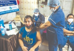 Hindistan'ın tüm G7 ülkelerinin elindeki dozların toplamından daha fazla Covid-19 aşısı var