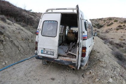Hırsız zanlılarının bulunduğu araç çamura saplandı