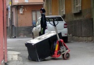 Hırsızlar 2 tonluk çelik para kasasını taşıyamayınca bırakıp kaçtı