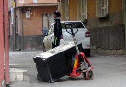 Hırsızlar 2 tonluk çelik para kasasını taşıyamayınca bırakıp kaçtı
