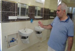 Hırsızlar cami tuvaletinin musluklarını çaldı