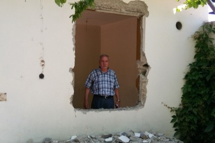 Hırsızlar evde bir şey bulamayınca kapıları ve pencereleri söktü 