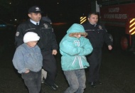 Hırsızlık için çıktıkları çatıda mahsur kaldılar