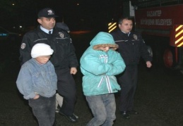 Hırsızlık için çıktıkları çatıda mahsur kaldılar