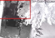 Hırsızlık yaptıktan sonra plakasını çamurla gizledikleri aracı yıkadılar