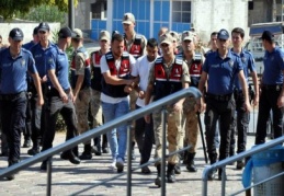 Hırsızlık zanlısı yoğun önlemler arasında adliyeye götürüldü 