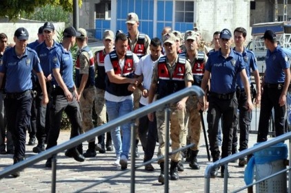 Hırsızlık zanlısı yoğun önlemler arasında adliyeye götürüldü 