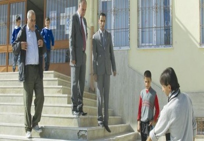 Hisar köyüne yeni yapılan Okulda incelemelerde bulundu