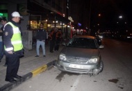 Hızını alamadı, otomobiliyle tramvay yoluna girdi
