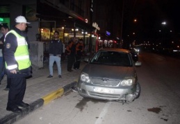 Hızını alamadı, otomobiliyle tramvay yoluna girdi