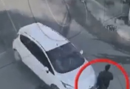 Hızla savrulan otomobilin altında kalmaktan son anda kurtuldular