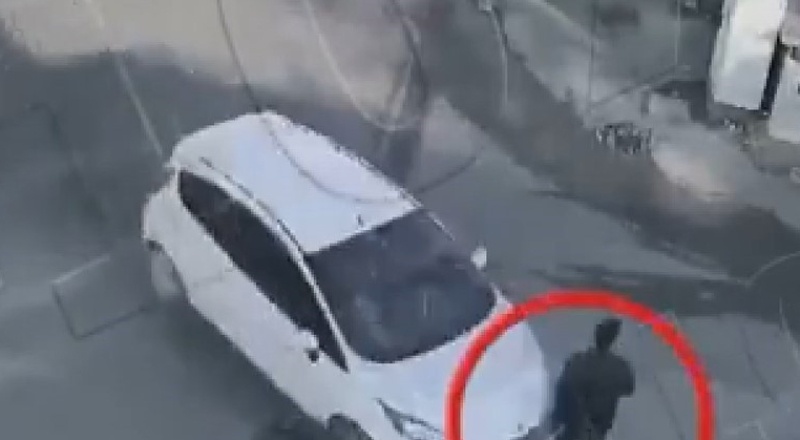 Hızla savrulan otomobilin altında kalmaktan son anda kurtuldular