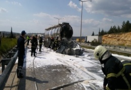 Hızla yoldaki TIR’a çarpan tanker alev aldı 