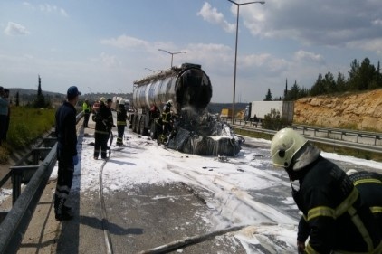 Hızla yoldaki TIR&#8217;a çarpan tanker alev aldı 