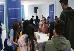 HKÜ Akademisyenleri, Erdem Koleji kariyer günlerinde