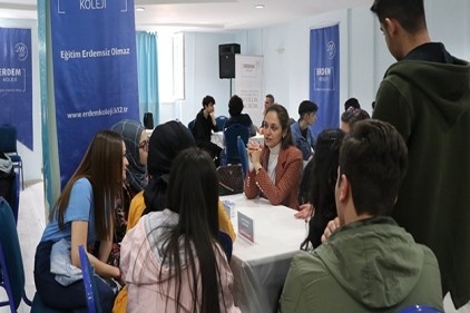 HKÜ Akademisyenleri, Erdem Koleji kariyer günlerinde