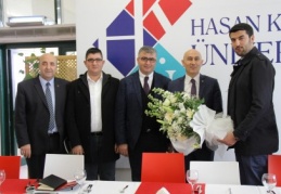 HKÜ Rektörü Yılmaz öğrencilerle öğle yemeğinde bir araya geldi