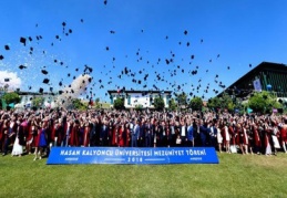 HKÜ’de bin 650 öğrenci mezuniyet sevinci yaşadı