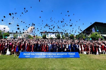 HKÜ&#8217;de bin 650 öğrenci mezuniyet sevinci yaşadı
