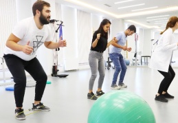 HKÜ’den mezun oldu, Fenerbahçe Spor Kulübü’nde fizyoterapist olarak çalışıyor