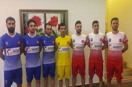 Hokeycilere Trophy için özel forma tasarlandı 