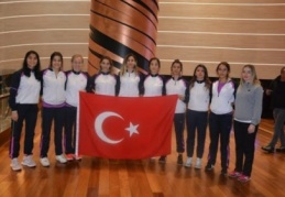 Hokeyin sultanları Avrupa şampiyonluğu için Litvanya'ya gitti 