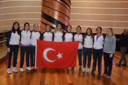 Hokeyin sultanları Avrupa şampiyonluğu için Litvanya&#039;ya gitti 