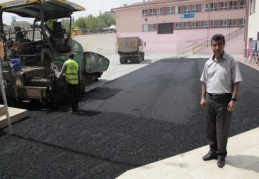 Hoşgör İlköğretim okulunun bahçesi asfaltlanıyor